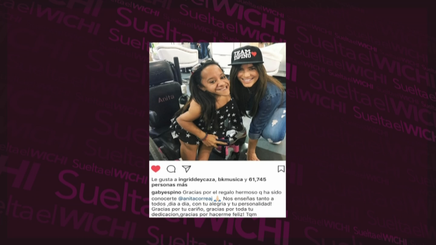 A Gaby Espino le regalan una botella de Seco