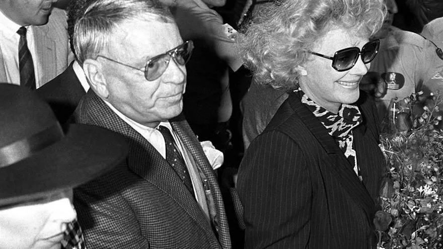 El cantante estadounidense Frank Sinatra (c) y su esposa, Bárbara (d).