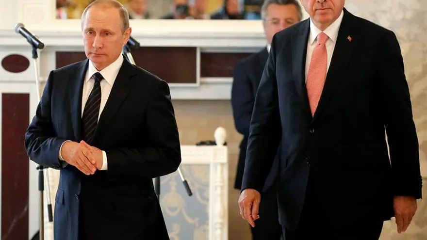 El presidente turco, Recep Tayyip Erdogan (d), y su homólogo ruso, Vladímir Putin (i), durante su reunión el pasado día 9.