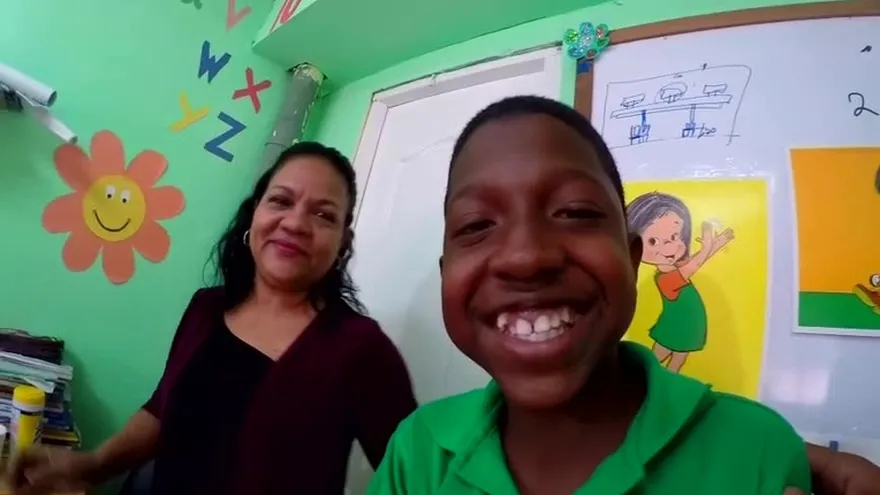 Maestra al servicio de niños con discapacidad