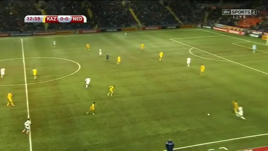 Holanda se mantiene con vida tras ganar en Kazajistán 1-2
