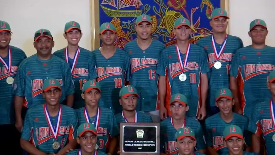 Campeones mundiales de béisbol intermedio son homenajeados por Presidencia