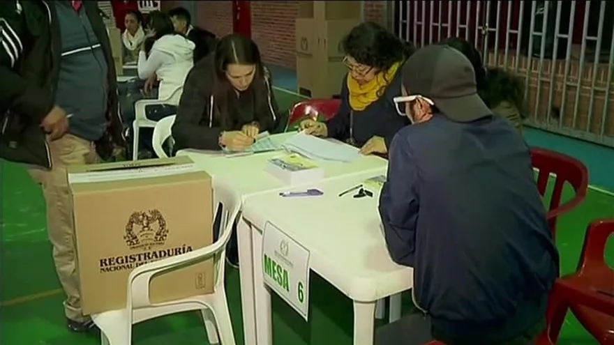 Lluvias dificultan votaciones de plebiscito en Colombia