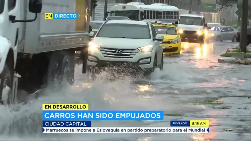 Varias avenidas anegadas en la capital