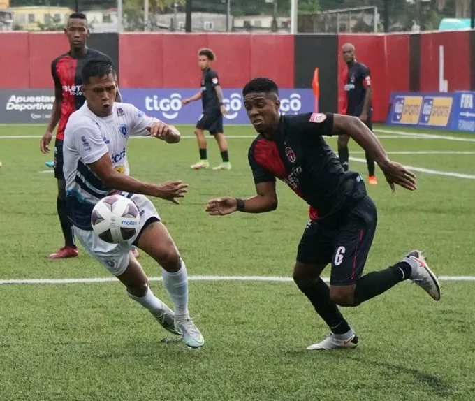 Acción del partido entre el Sporting San MIguelito y el Veraguas United