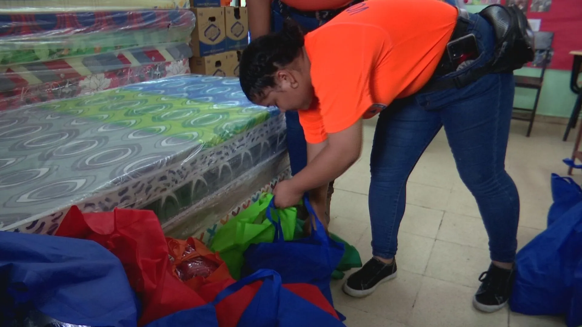 Recolectan comida y ropa para damnificados.