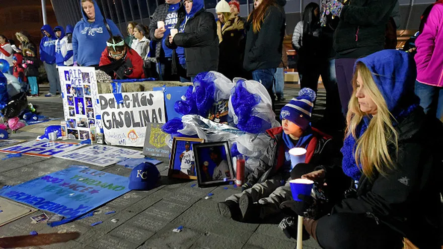 Fanáticos de los Reales se acercaron al Kauffman Stadium para expresar su dolor por la muerte de Ventura