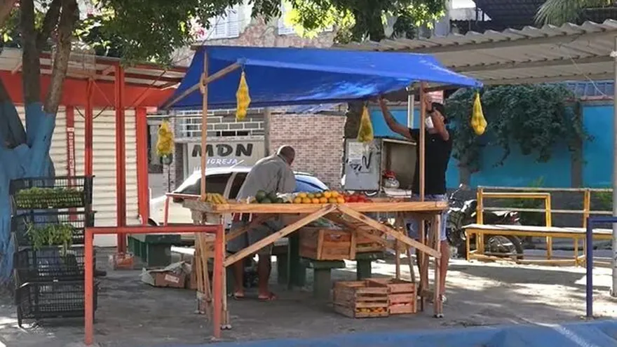 Futbolistas en Brasil se convierten en fruteros y barberos a causa del COVID-19