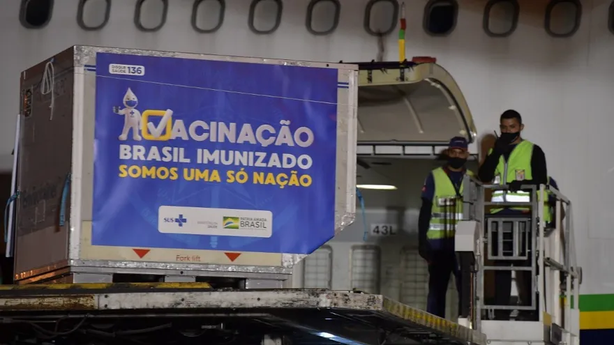 Brasil recibe las primeras dosis de la vacuna.