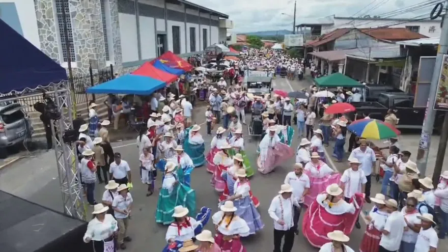 Ocú cierra celebración de los 53 años del Festival Nacional del Manito con tradicional desfile folclórico