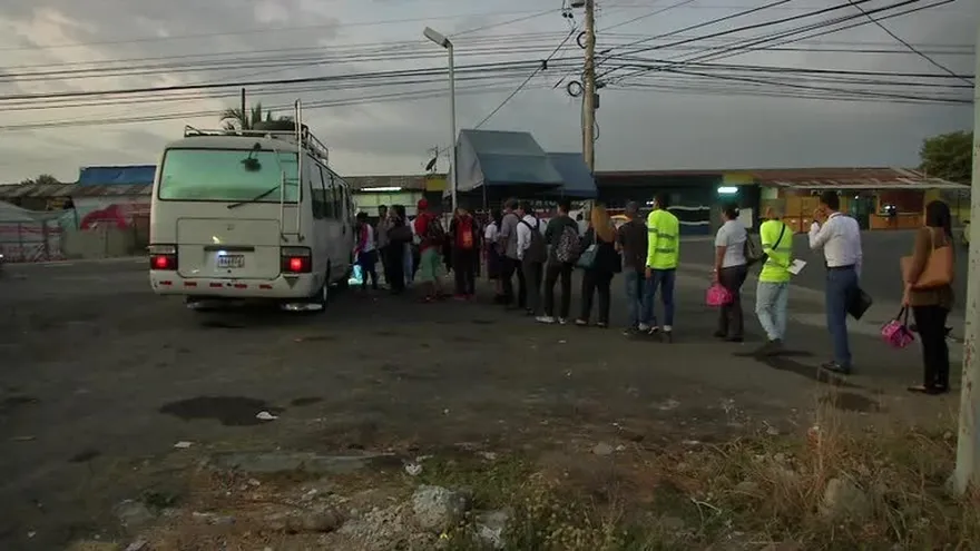 Usuarios del transporte público en Panamá Este siguen sufriendo