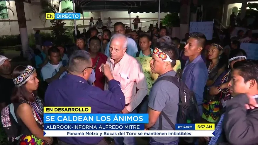 Ánimos caldeados en la protesta en el Ministerio de Ambiente