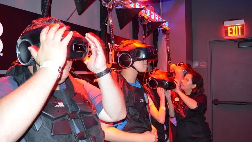 Los clientes de la atracción VR, The Void, se ponen sus conjuntos tridimensionales en Anaheim, California.