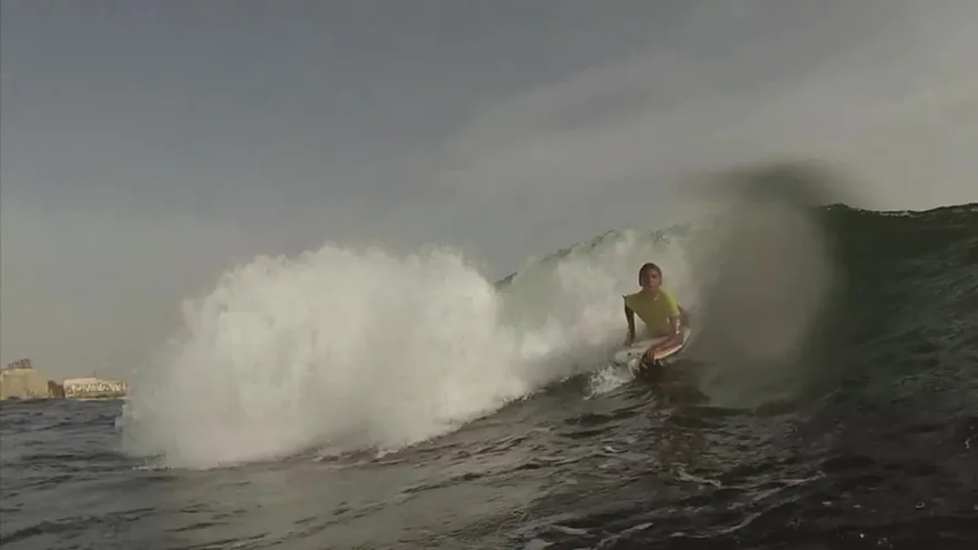 Senegal busca las mejores olas para surfear