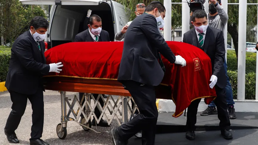 Momento en que llevan el ataúd del expresidente de México.