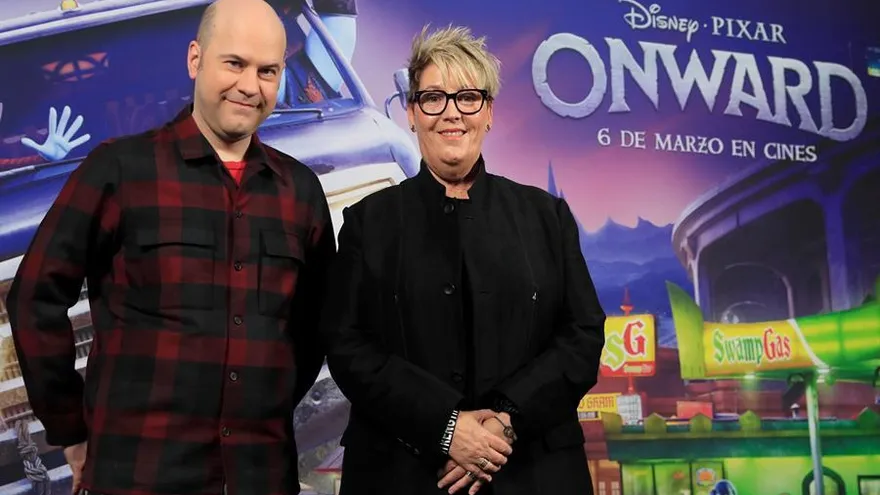 El director de cine de animación Dan Scanlon y la productora de cine Kori Rae posan para los fotógrafos durante la presentación de la película "Onward",en Madrid. "Onward" .