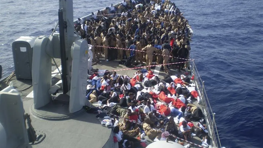 Fotografia facilitada por el AJEMA del rescate de 703 personas que navegaban en embarcaciones neumáticas frente a las costas de Libia, efectuado por la fragata "Navarra", desplegada en la operación de la UE contra el tráfico ilegal de personas en el Mediterráneo.