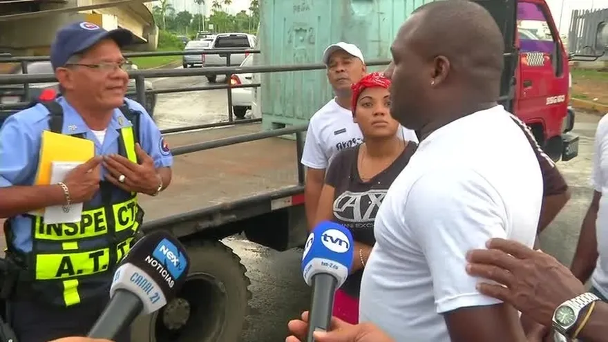 Vendedores de pescado se enfrentan con inspectores de la ATTT