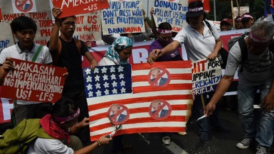 Cientos de filipinos se manifiestan en Manila al grito de "Tiren a Trump".