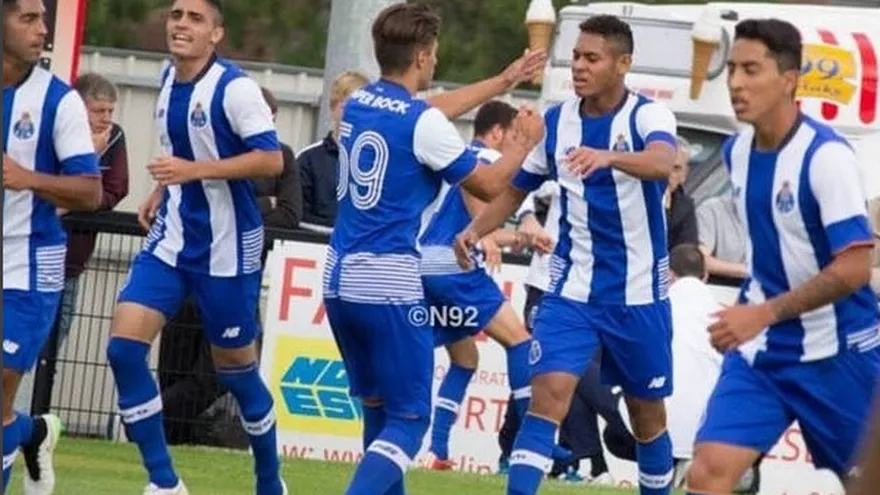 Ismael Díaz firma con el Porto FC.