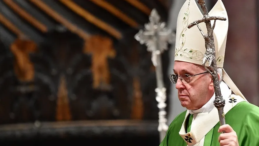 El Papa Francisco se va al final de una misa que marca el Día Mundial de los Emigrantes y Refugiados el 14 de enero de 2018 en la basílica de San Pedro en el Vaticano.