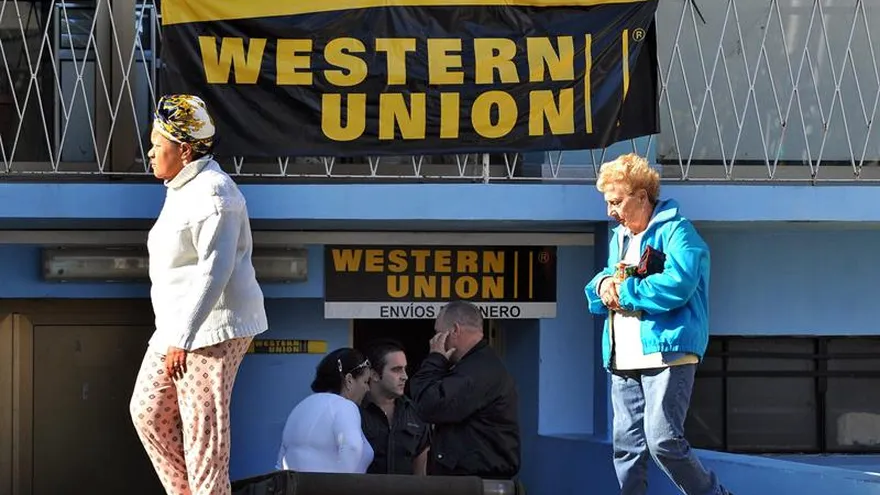 Una joven cubana envió hoy, desde Panamá, la primera remesa hacia la isla