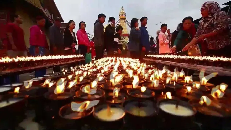 Miles de devotos celebran el aniversario de Buda en Nepal