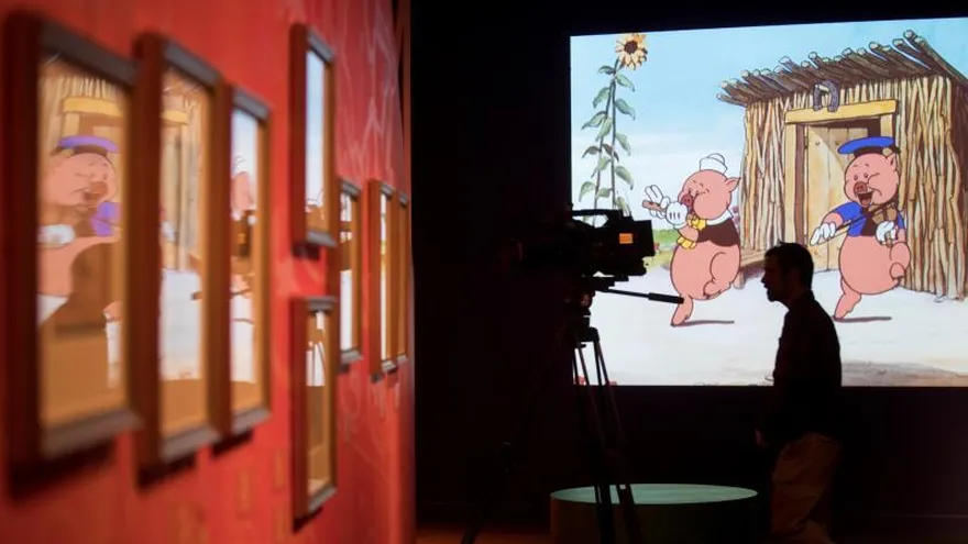 Un operador de TV toma imágenes en el CaixaForum de Barcelona , donde un total de 215 dibujos, pinturas, guiones o "storyboards" (guiones gráficos) de la factoría Disney, desde "Los tres cerditos " (1933) a "Frozen" (2013), integran la exposición "El arte de explicar historias", que muestra el origen y el proceso creativo de algunas de las películas más universales del arte de la animación.
