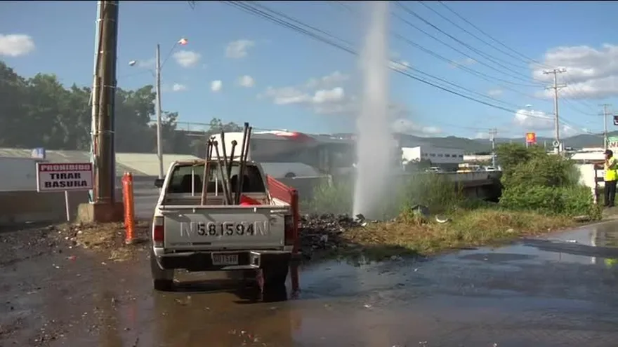Calles inundadas en Panamá Este por rotura de tubería
