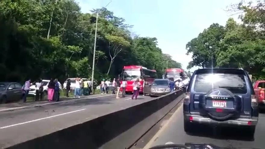 Reportan colisión múltiple en Loma Cová