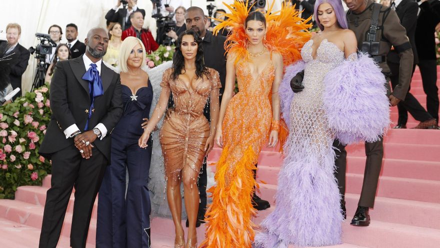 Desde la izquierda, Corey Gamble, Kris Jenner, Kim Kardashian West, Kanye West, Kendall Jenner, Kylie Jenner y Travis Scott posan en la alfombra roja de la Gala Met de 2019 celebrada este lunes, en Nueva York (EE.UU.)