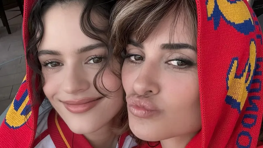 Rosalía junto a Penelope Cruz