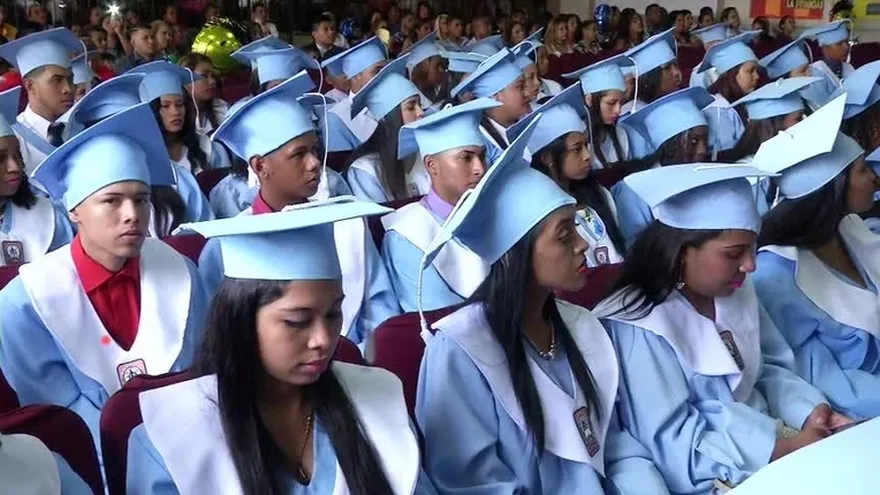 Graduación de jóvenes en riesgo social