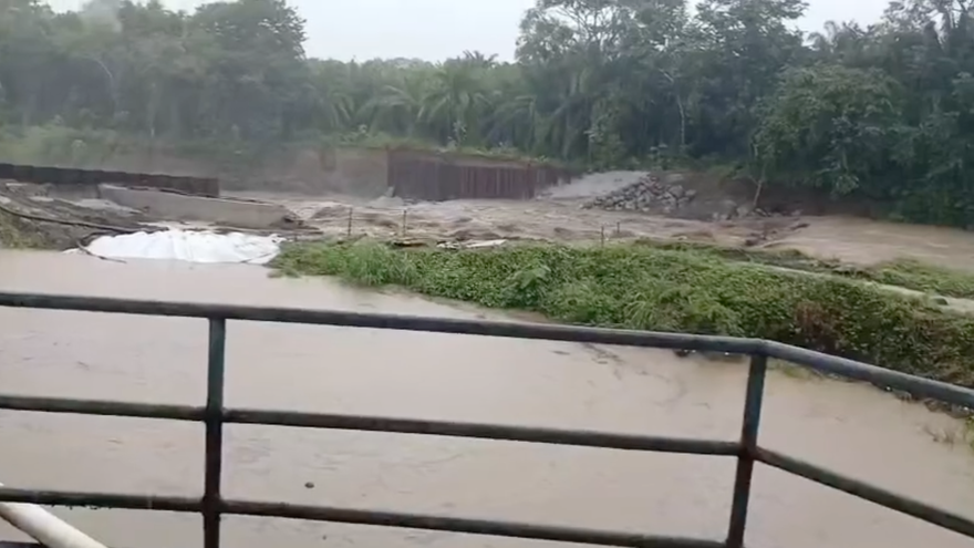 Crecida del río San Bartolo deja fuera de servicio planta potabilizadora y afecta a más de 20 mil personas en Barú.