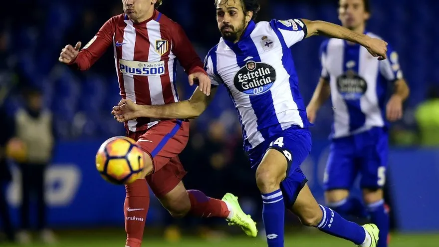 Acción del partido entre el  Atlético de Madrid y el Deportivo La Coruña