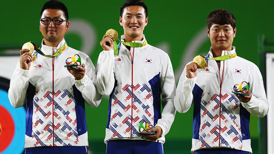 Woojin Kim (i), Bonchan Ku (c) y Seungyun Lee (d)