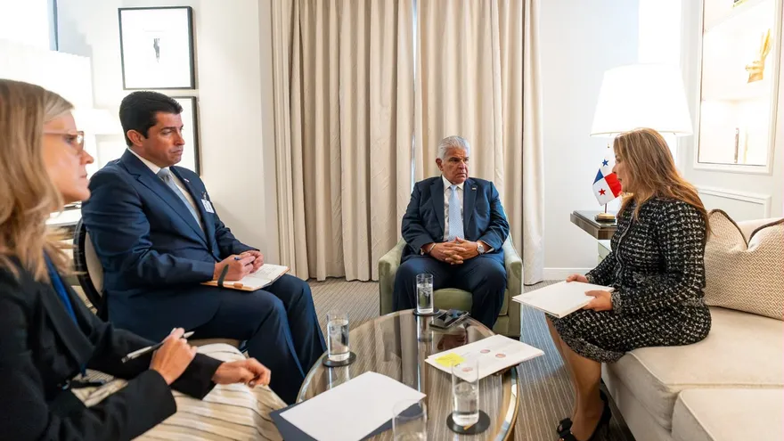 Reunión entre el presidente José Raúl Mulino y Marisol Argueta de Barillas, directora para América Latina y miembro del Comité Ejecutivo del Foro Económico Mundia