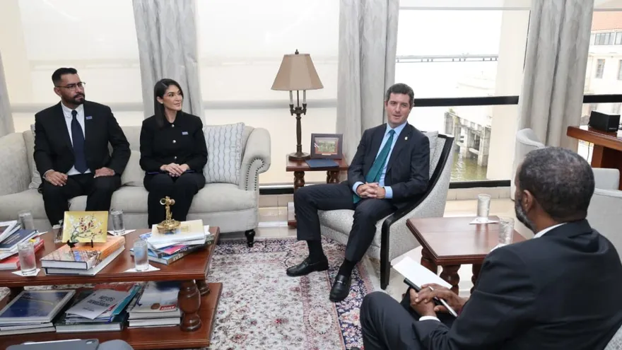 El vicecanciller Carlos Hoyos y el jefe de Gabinete de la OIM, Mohammed Abdiker.