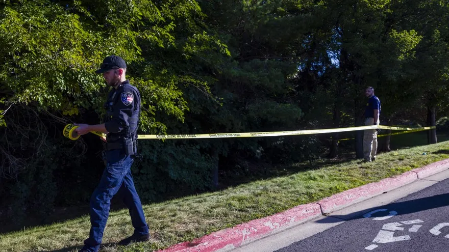 Policía acordona zona de los tiroteos en la universidad.