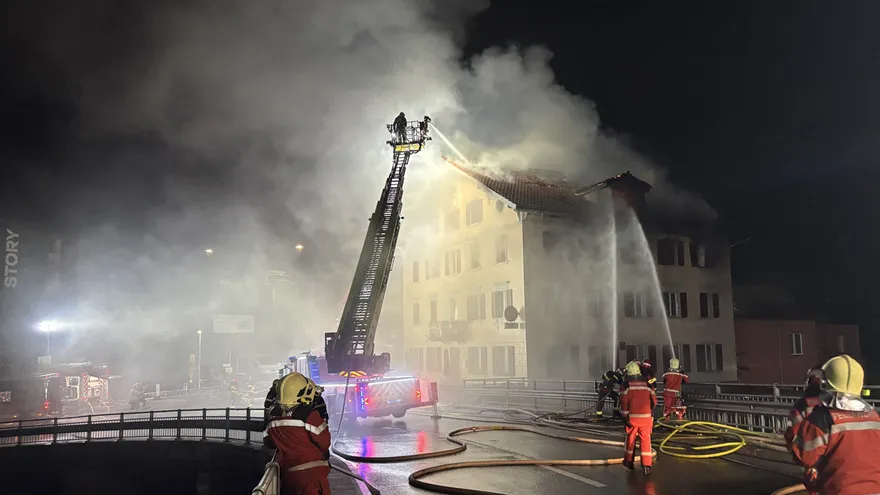 Cinco desaparecidos y 19 heridos en dos incendios en edificios de Suiza