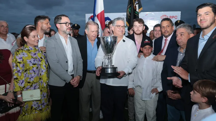 Ministro Orillac entregó el trofeo del Clásico Presidente de