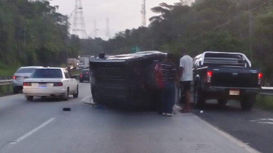 El vuelco se dio en la vía Centenario