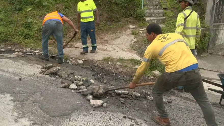 Los trabajadores y residentes colaborando desde tempranas horas para dar solución a esta problemática.