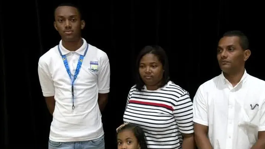 Estudiante fue beneficiado con beca para sus estudios universitarios