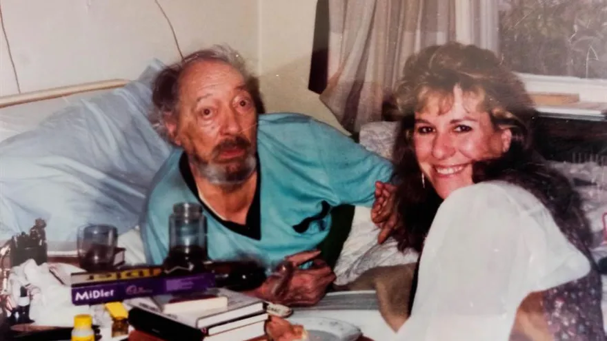 Fotografía cedida por Dorotea Muhr, viuda del escritor uruguayo Juan Carlos Onetti, que lo muestra junto a la periodista Hortensia Campanella (d).