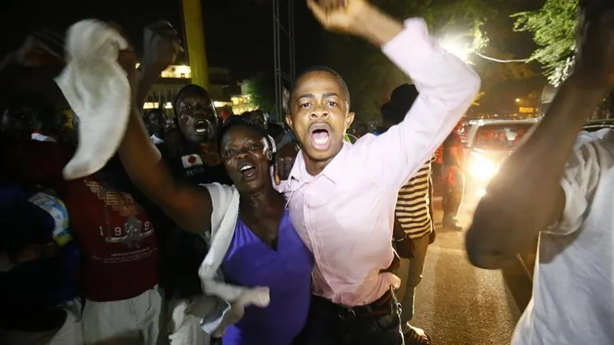 Partidarios de la Coalición para el Cambio Democrático (CDC) celebran la victoria de George Weah en la segunda vuelta de las elecciones presidenciales.