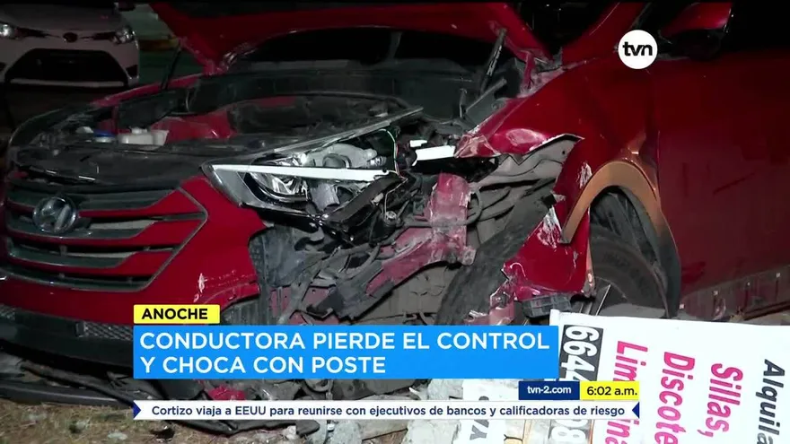 Conductora colisiona contra poste de luz