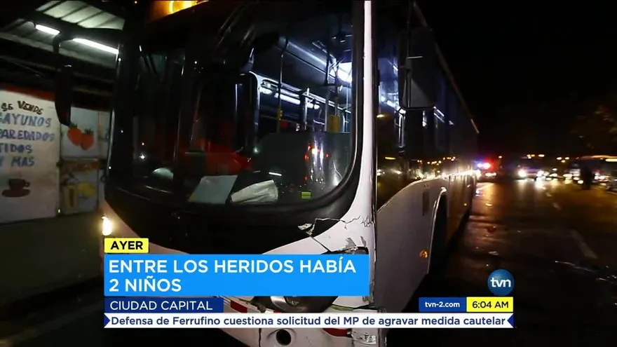 Cuatro heridos dejó colisión entre un sedán y un metrobús