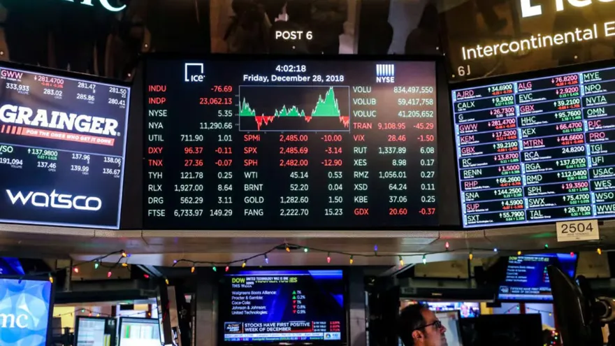 Wall Street alcanza triple récord tras datos de inflación en EEUU