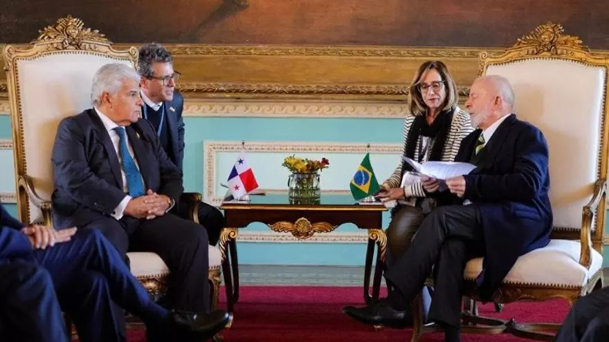 Presidente de la Repúlica, José Raúl Mulino junto a su homólogo Luiz Inácio Lula da Silva durante el Mercosur.
